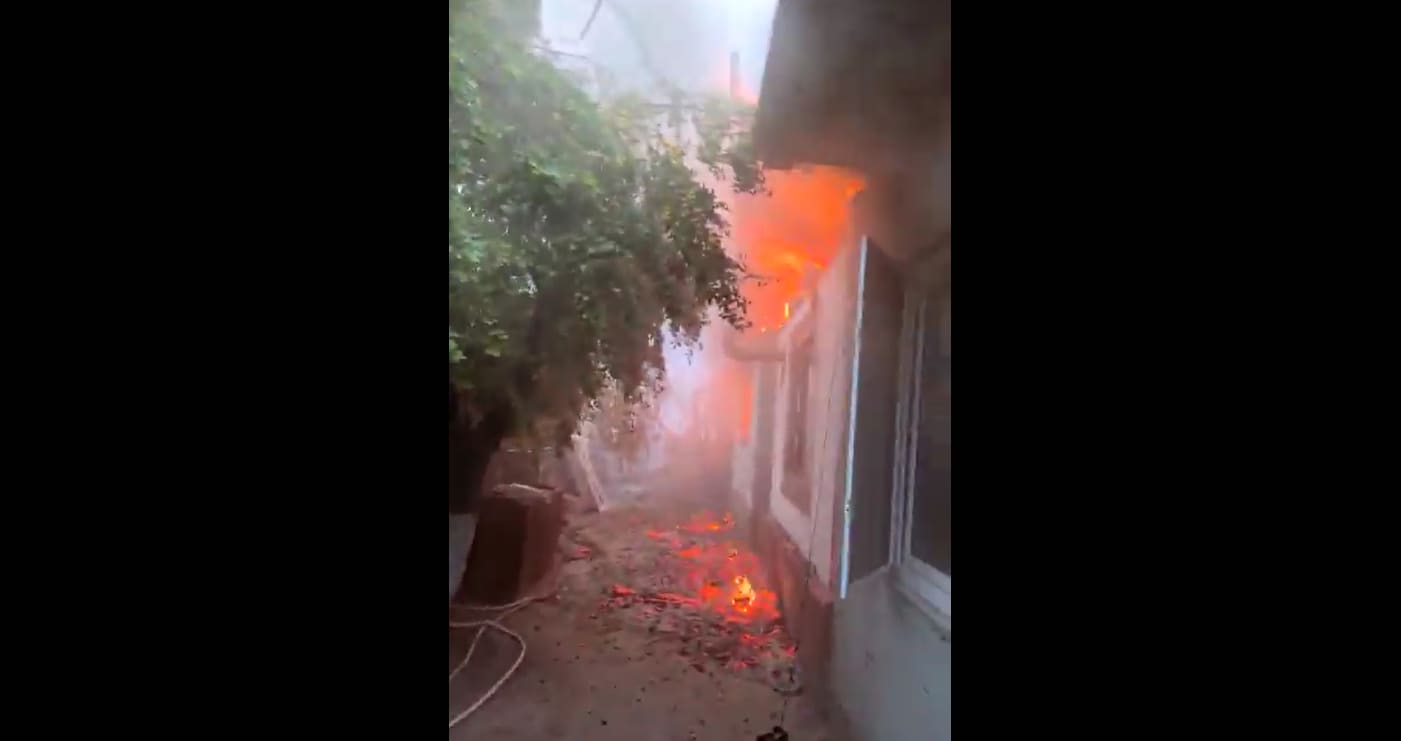 Pompieri stingând incendiu la locuință în Galați