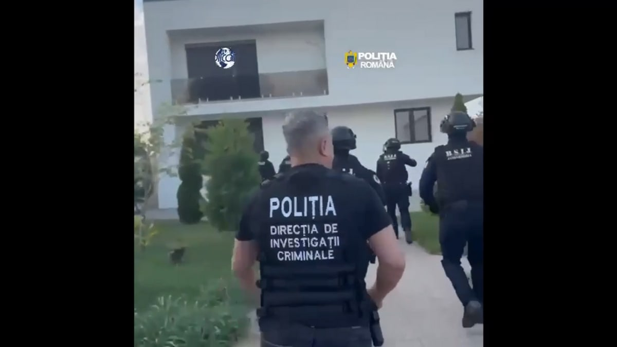 Mascați efectuează percheziții în Brăila și Galați