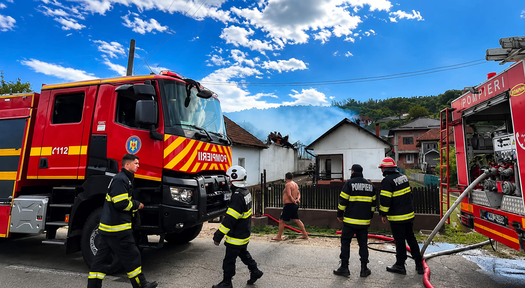 Pompieri în acțiune stingând un incendiu la o gospodărie din Argeș