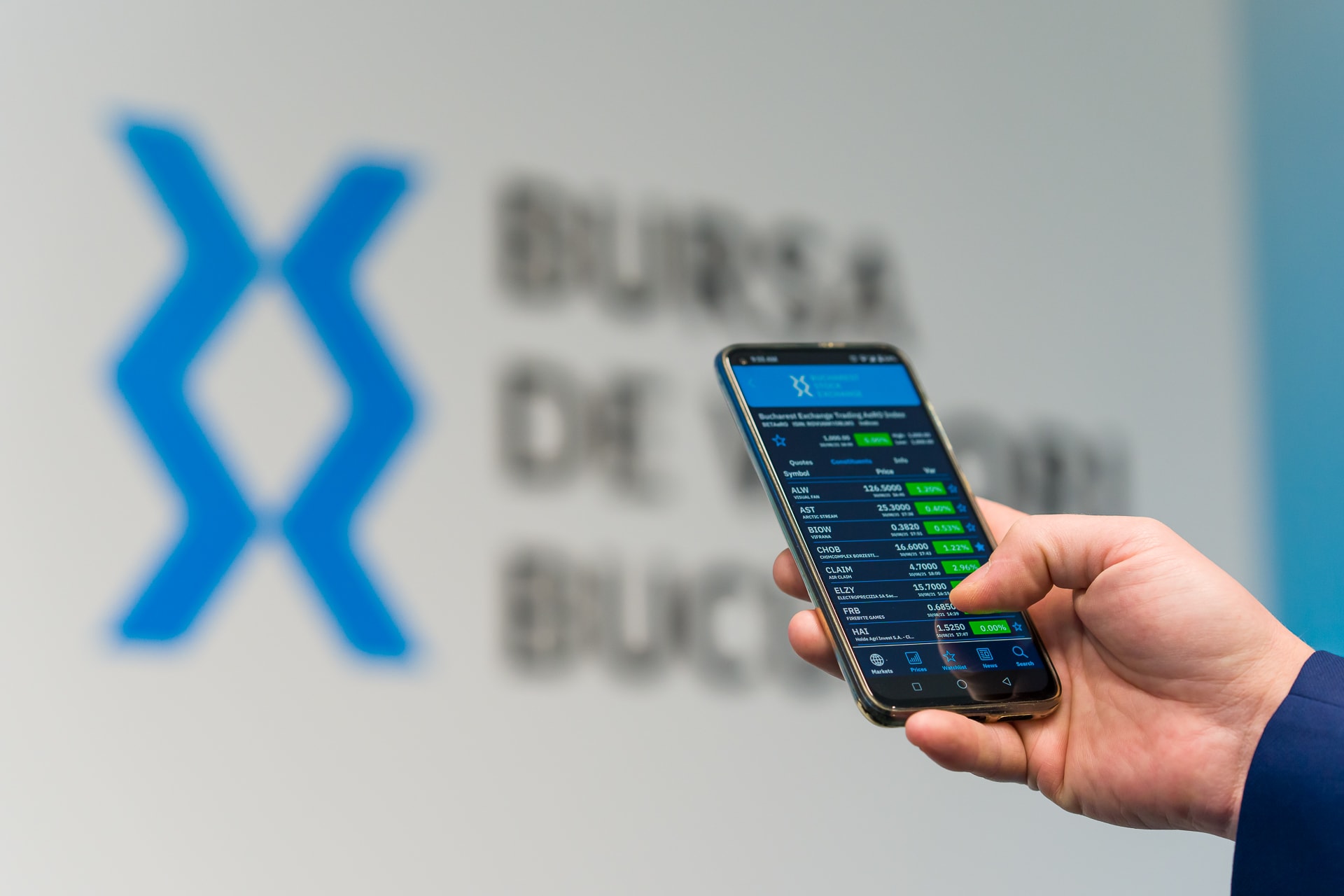 Bursa de Valori București cu grafice financiare și titluri de stat