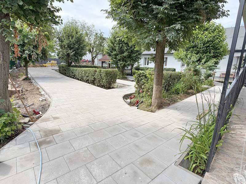 Curtea Căminului pentru vârstnici din Baia Sprie în amenajare