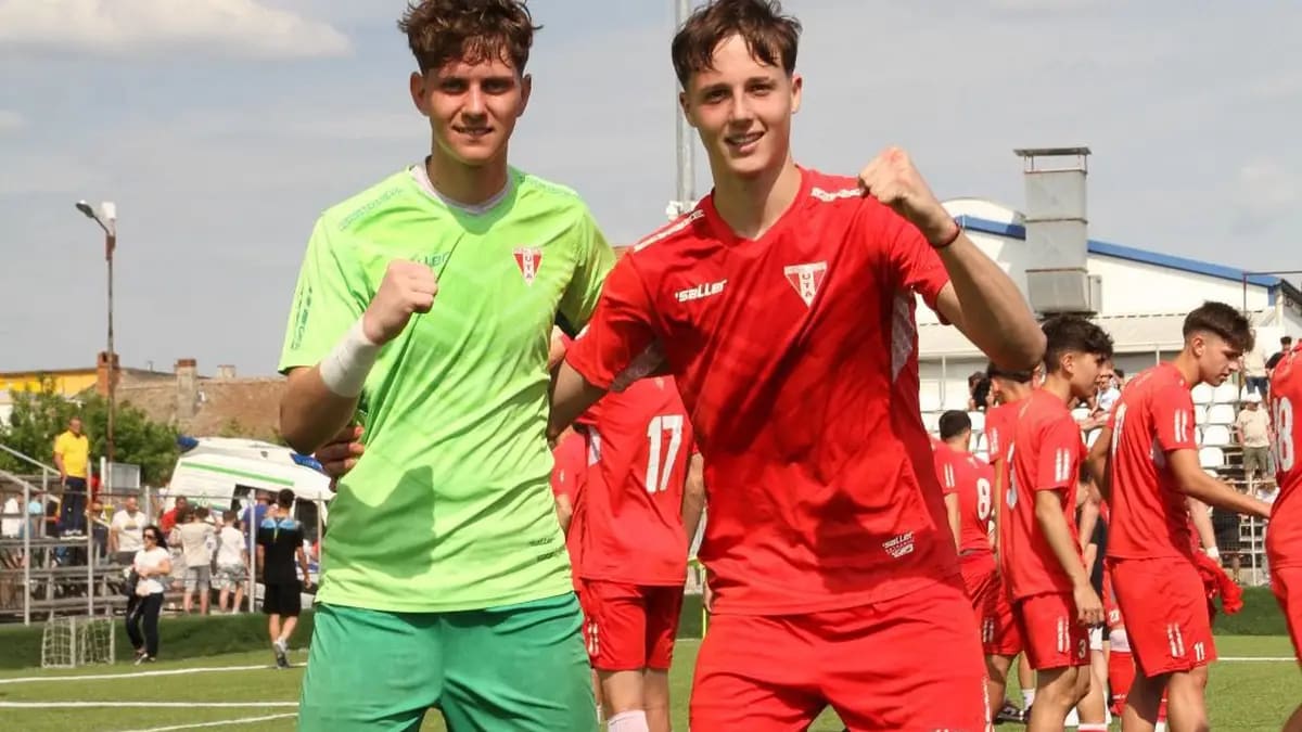 Tineri fotbaliști români în acțiune pe teren