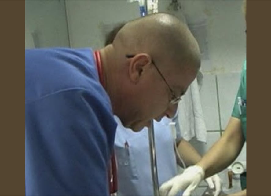 Fată adolescentă tânără cu băuturi energizante în mână, avertisment asupra pericolului