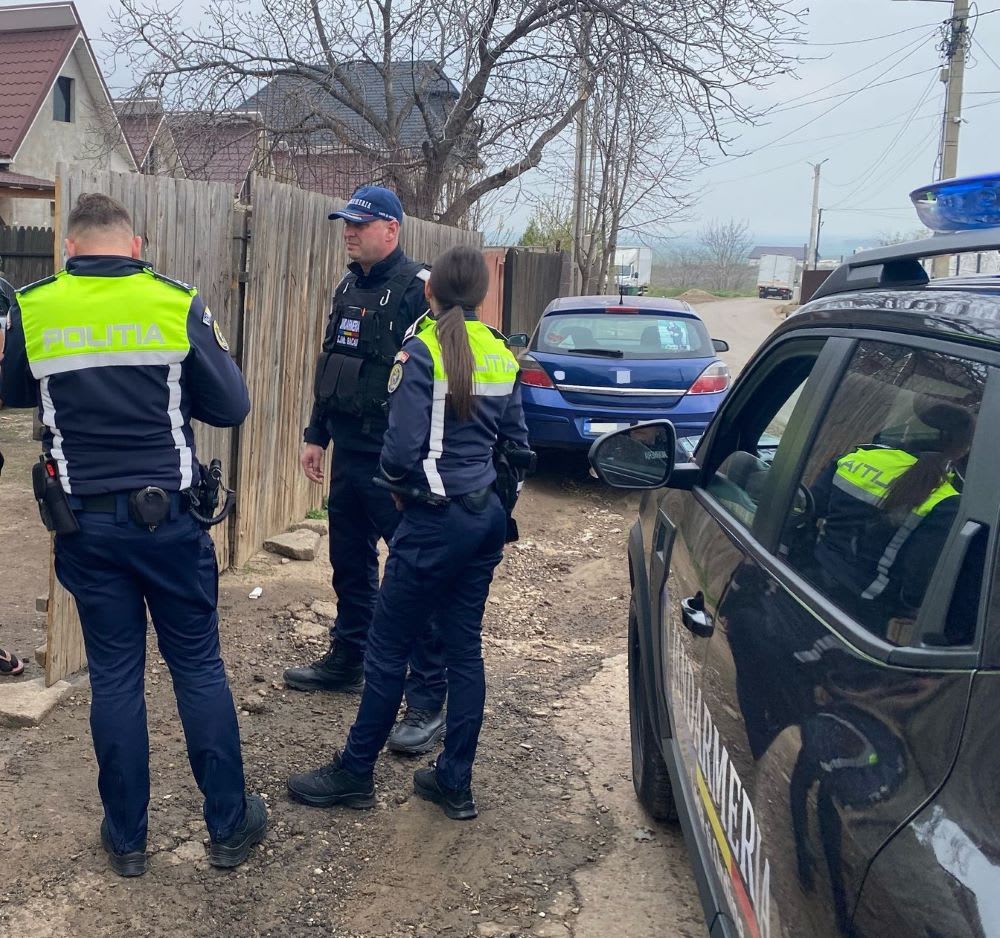Polițiști și echipaj SMURD intervenind în comuna Țifești