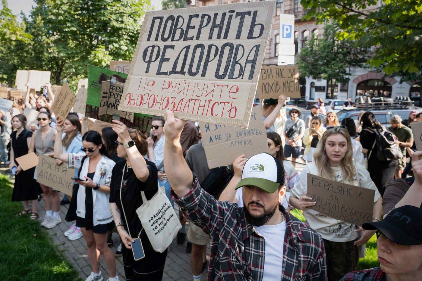 Mii de oameni protestează în centrul Kievului pentru reinstaurarea ministrului Apărării