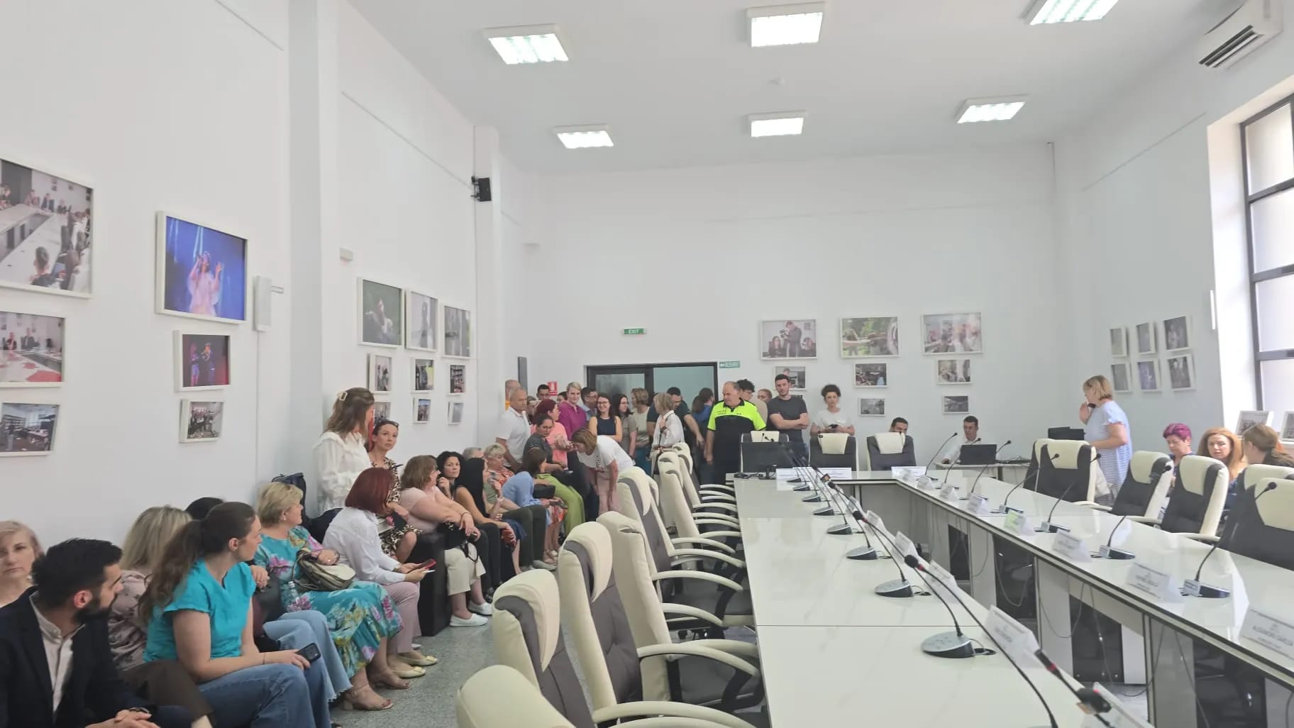 Mulțime de oameni în fața primăriei din Moinești, atmosferă tensionată