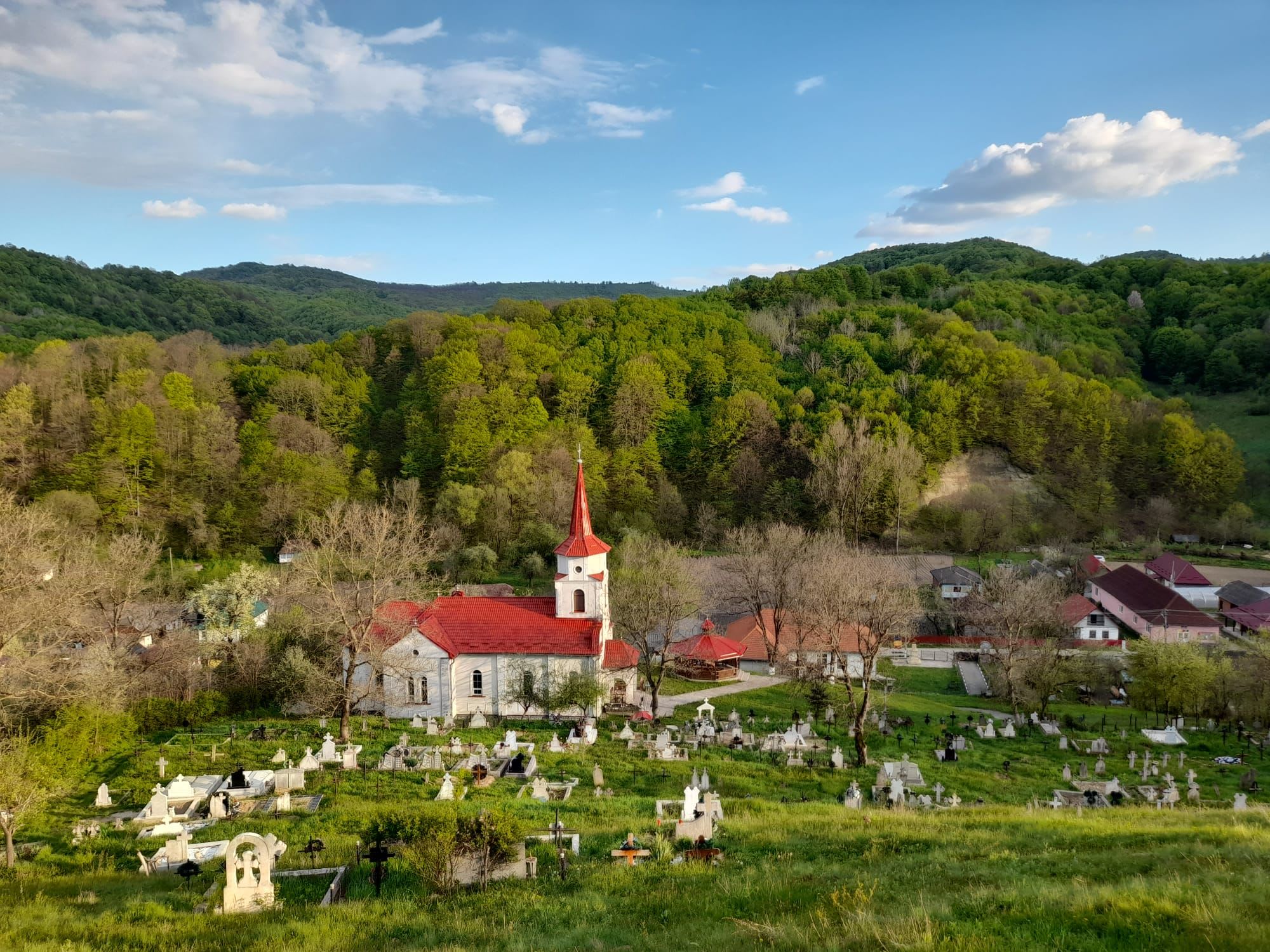 Ceremonie religioasă în curtea bisericii din Fântânele-Rus