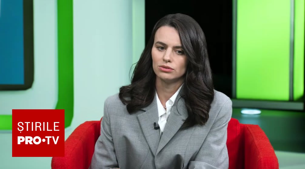 Medicul cardiolog explicând măsuri de protecție a inimii în sezonul cald