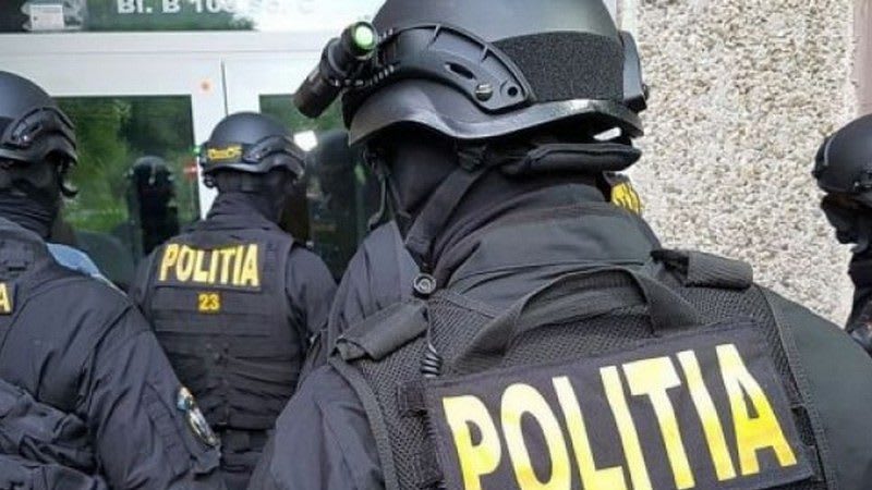 Polițiști și procurori în acțiune în timpul perchezițiilor din Bacău și alte județe