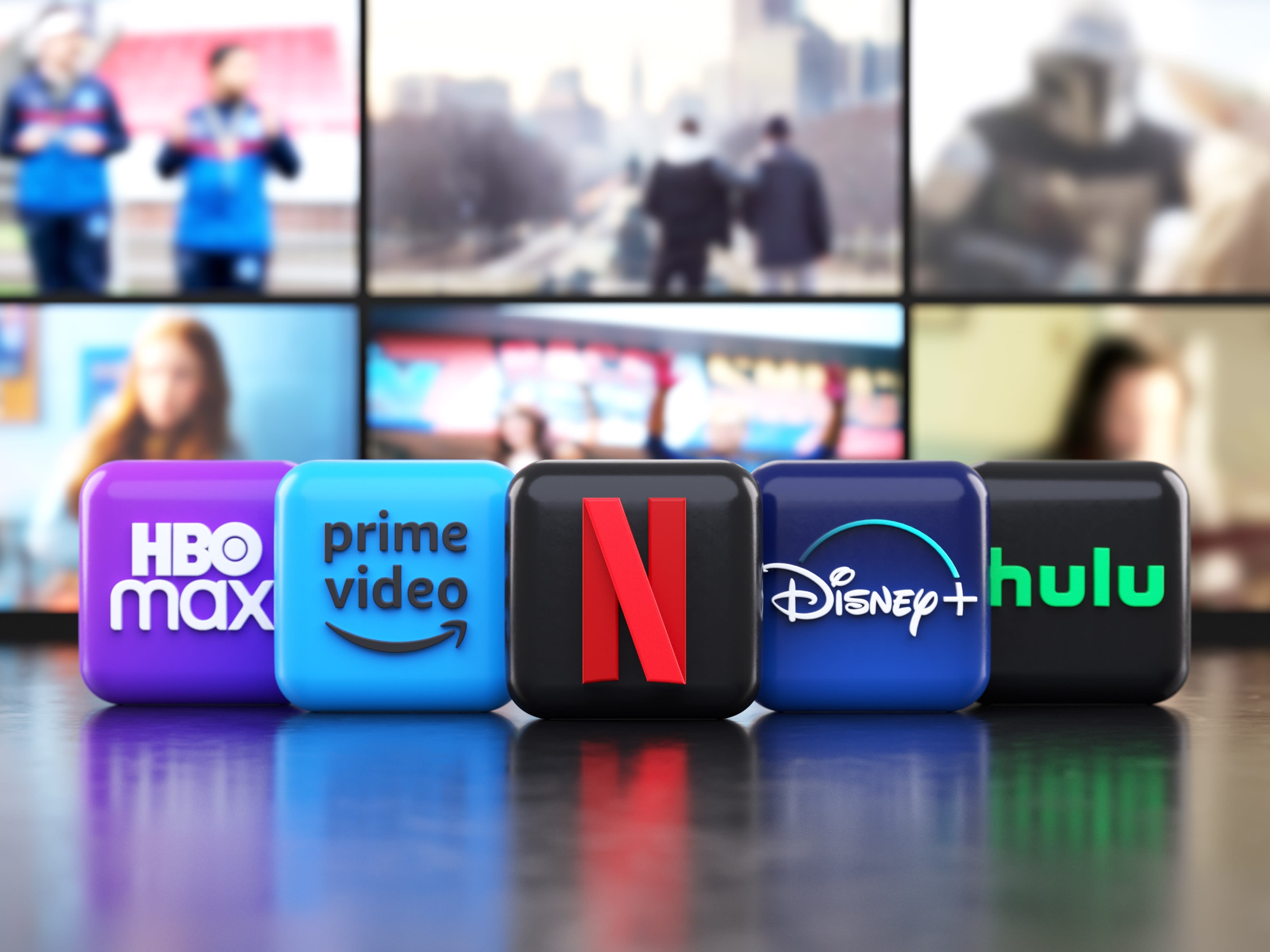Logo Disney+ pe ecran de televizor în fața unui TV