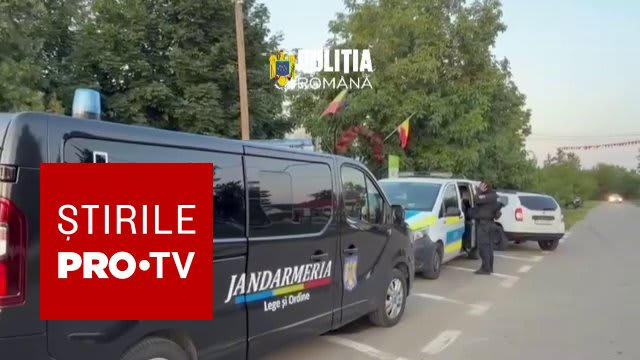 Polițiști din București în acțiune în fața depozitului de curierat