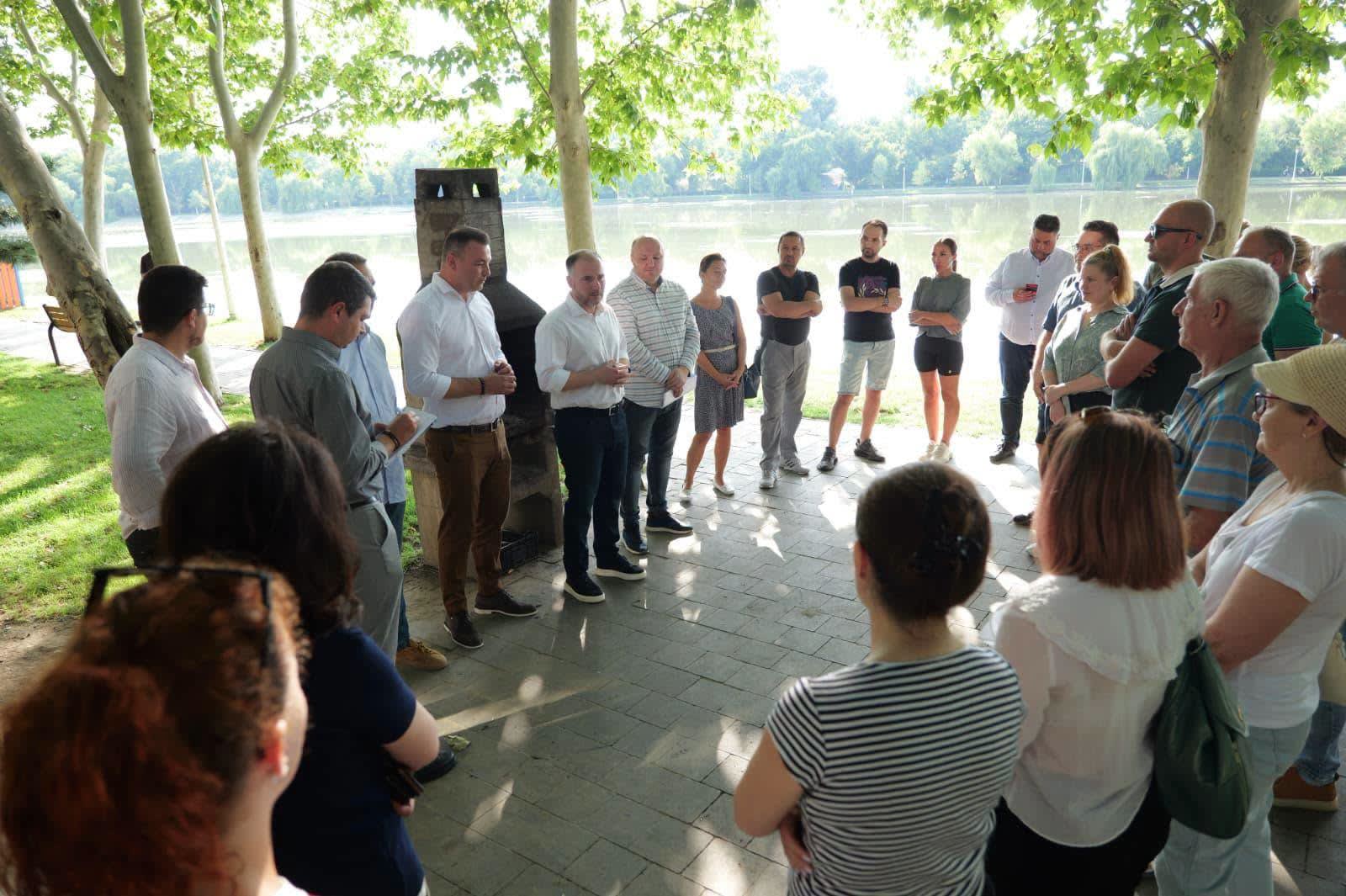 Primar Rareș Hopincă în timpul ședinței cu locuitorii în Parcul Plumbuita