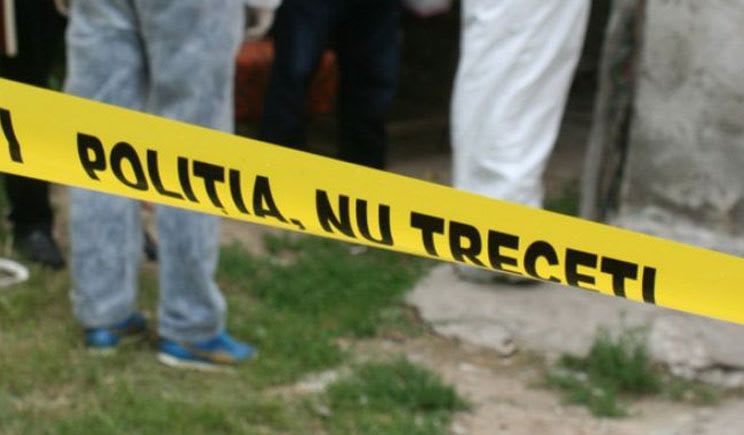 Pompieri deblocând ușa unui apartament în Târgu Jiu