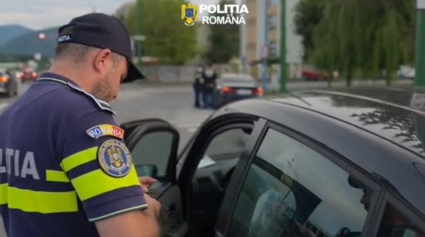 Polițiști din Brașov verificând autoturisme în trafic