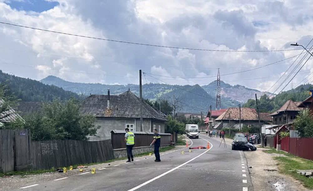 Mașină avariată pe marginea drumului în Neamț