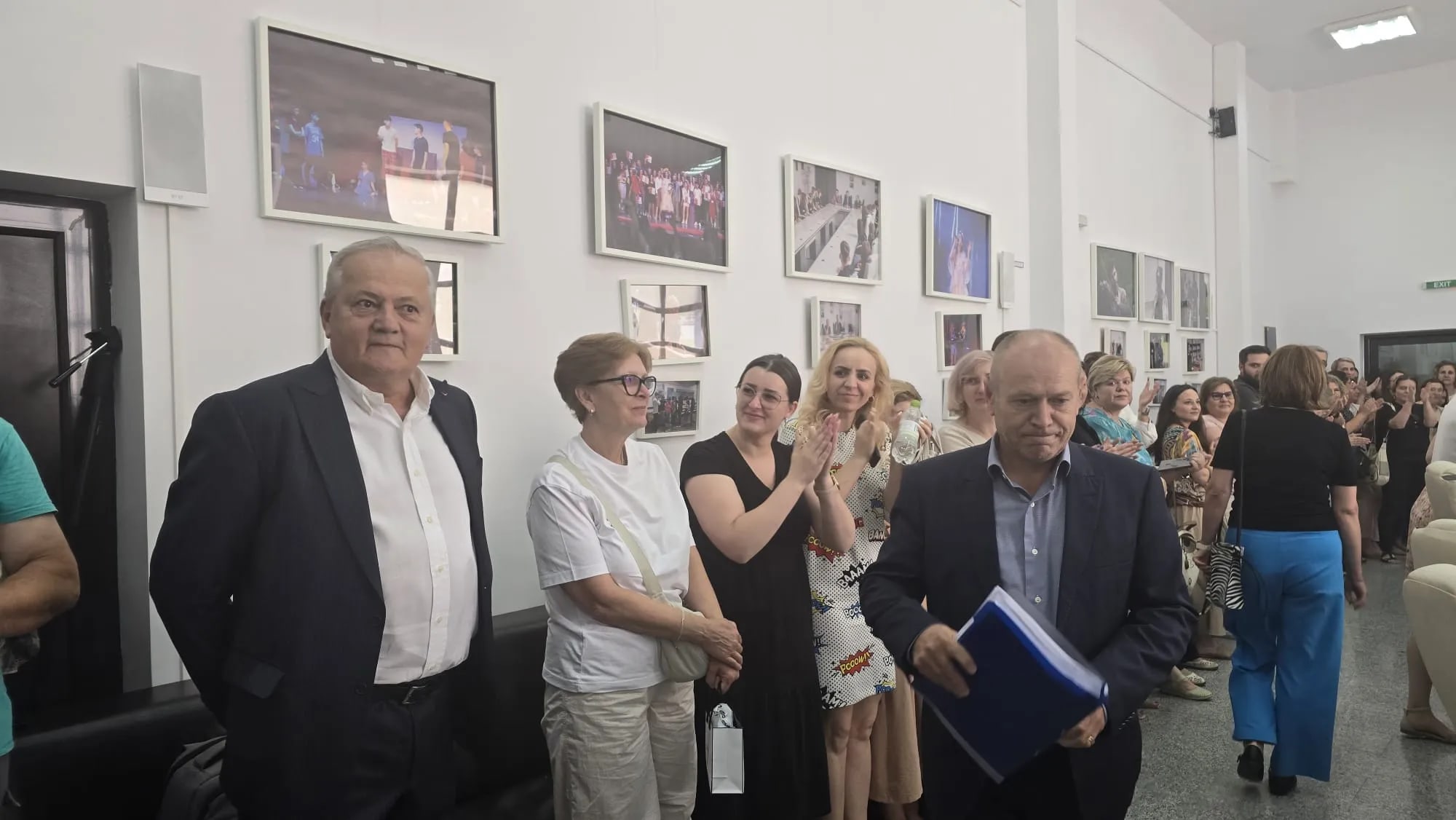 Adrian Cotîrleț în sala de ședință a Consiliului Local Moinești