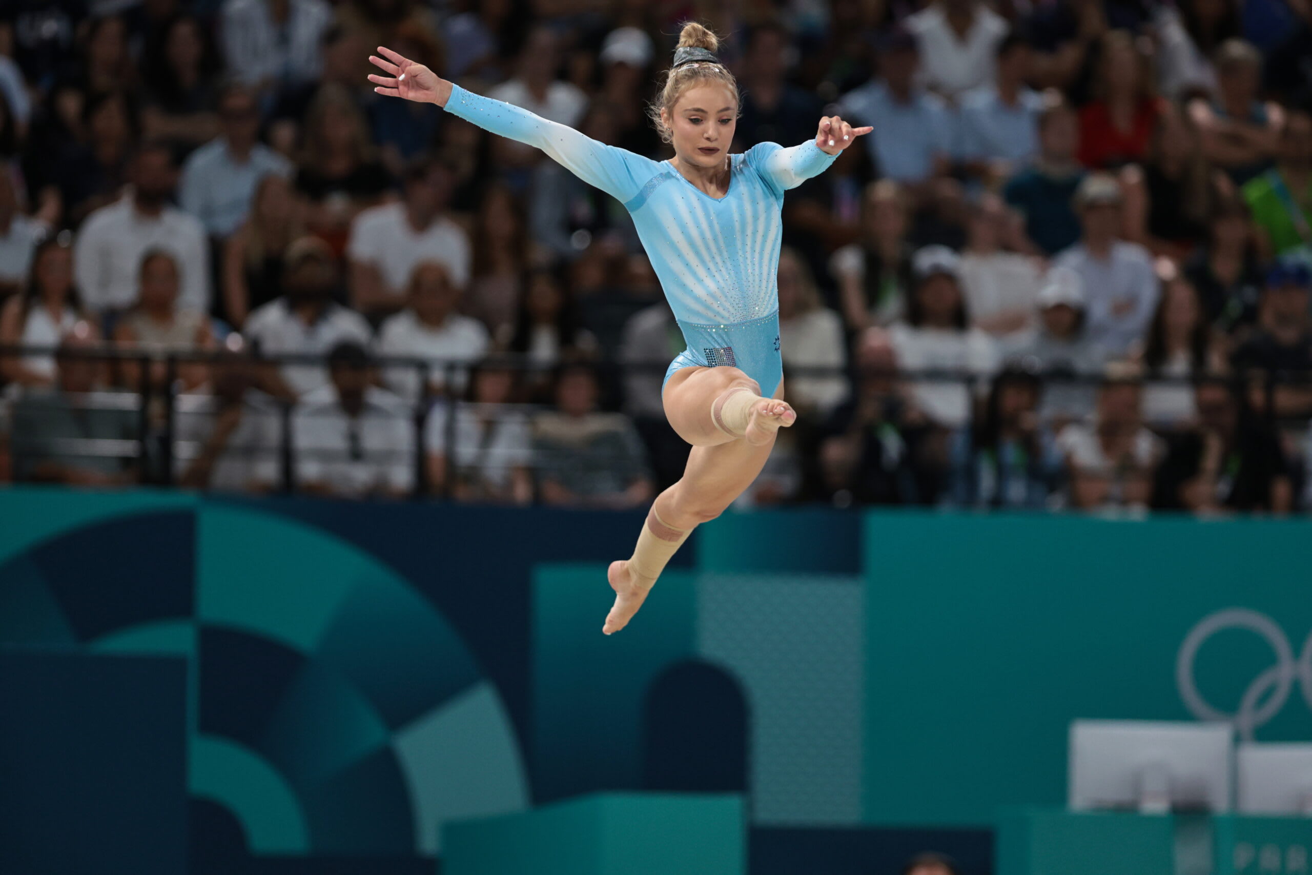 Gimnaste române în timpul unei apariții pe salteaua de concurs