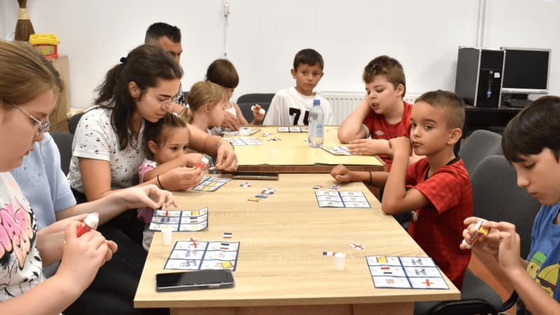 Copii participând la activitate educativă despre Cupa Mondială FIFA 2026 la American Corner