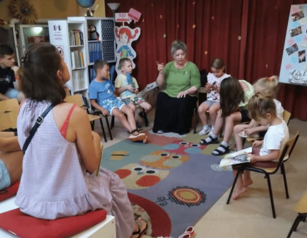 Copii participând la atelier de confecționat înghețate din hârtie la Biblioteca Copiilor din Târgu Mureș