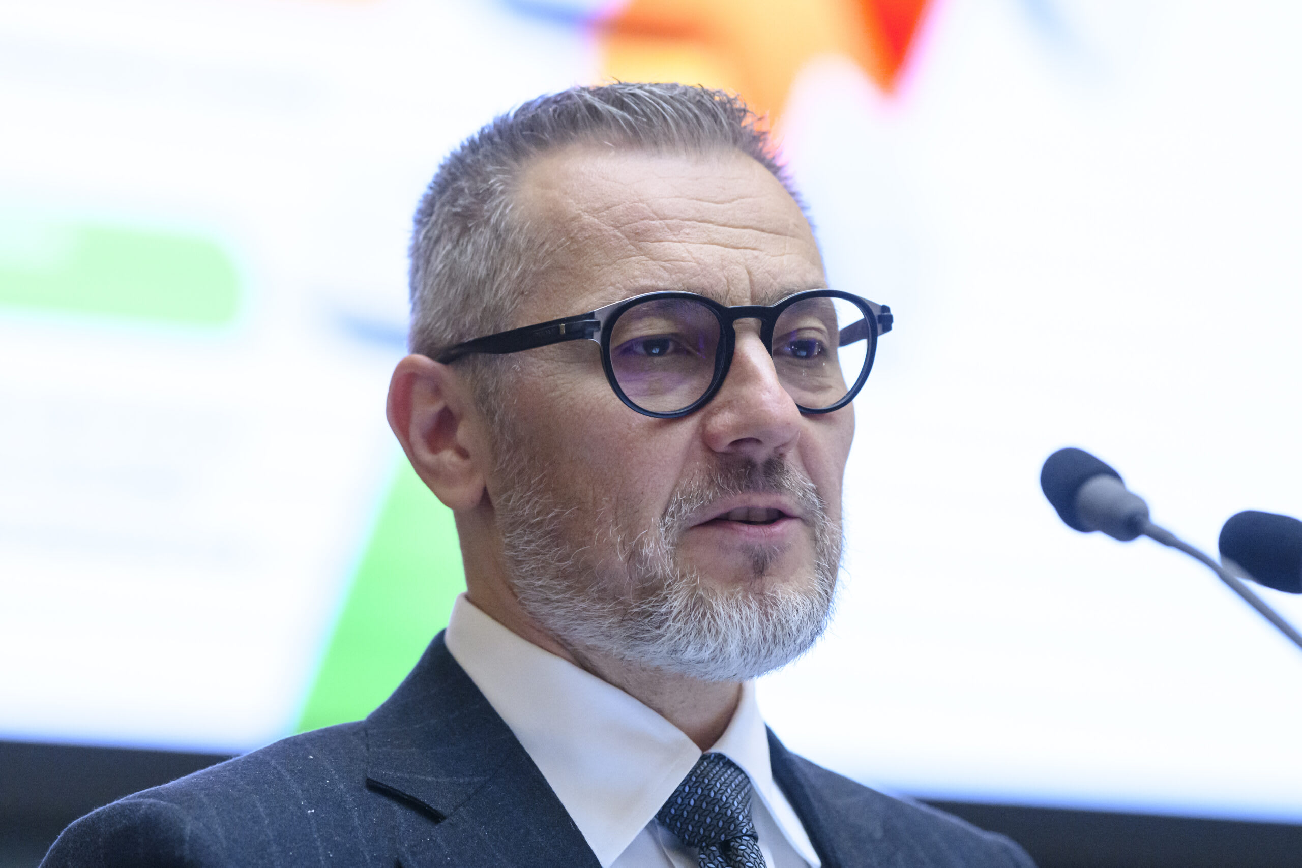 Judecătorie și grefier în sala de judecată, simbol al justiției europene