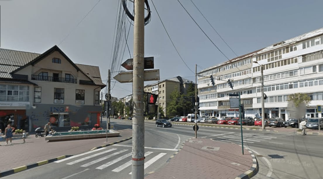 Piațeta de la intersecția Universității cu George Enescu