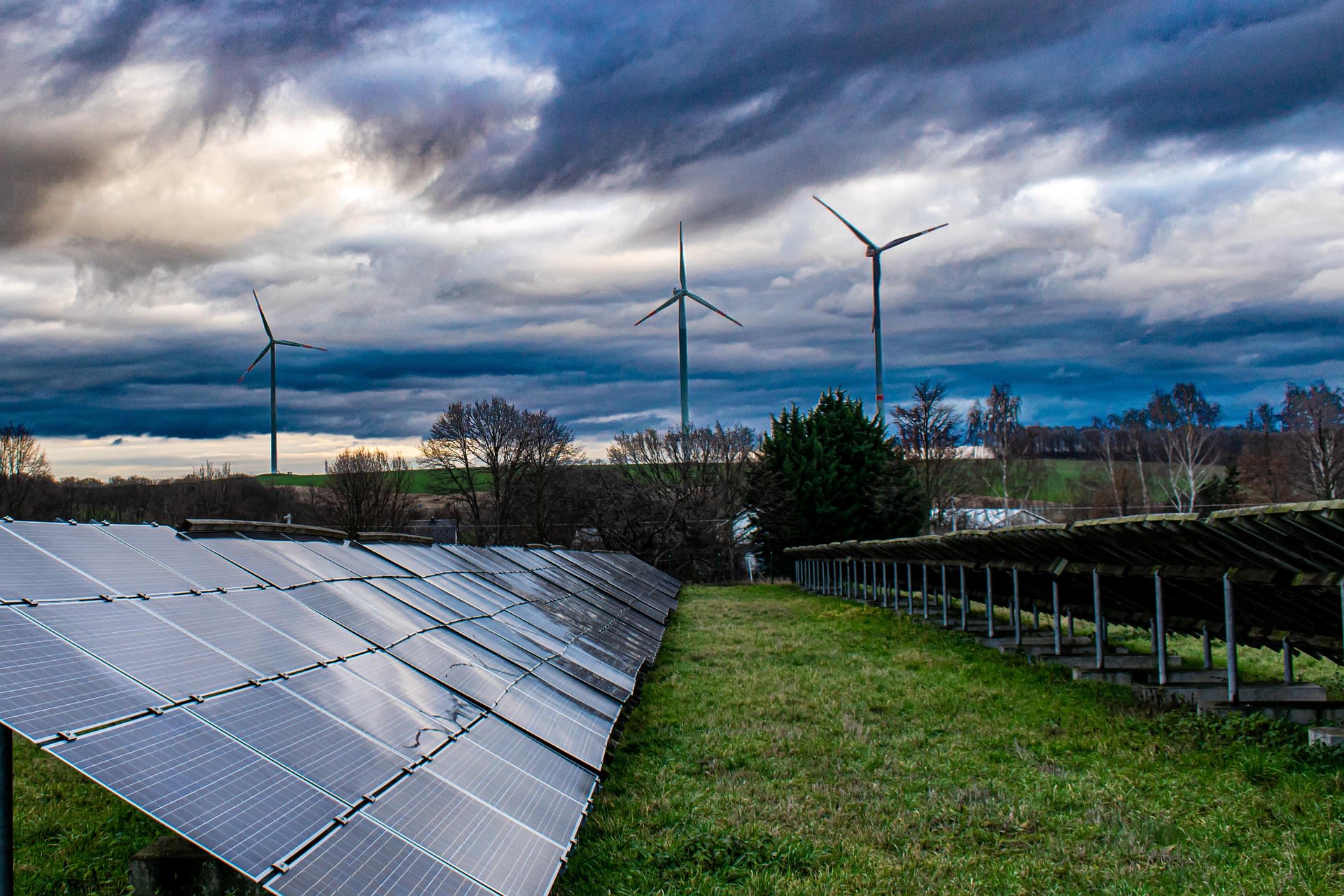 Autoutilitare de teren folosite pentru proiecte de energie verde în România