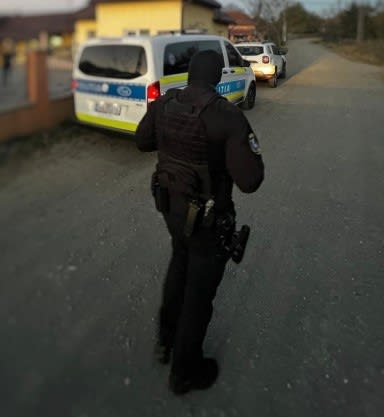 Polițiști și procurori efectuează percheziții în mai multe locații din România
