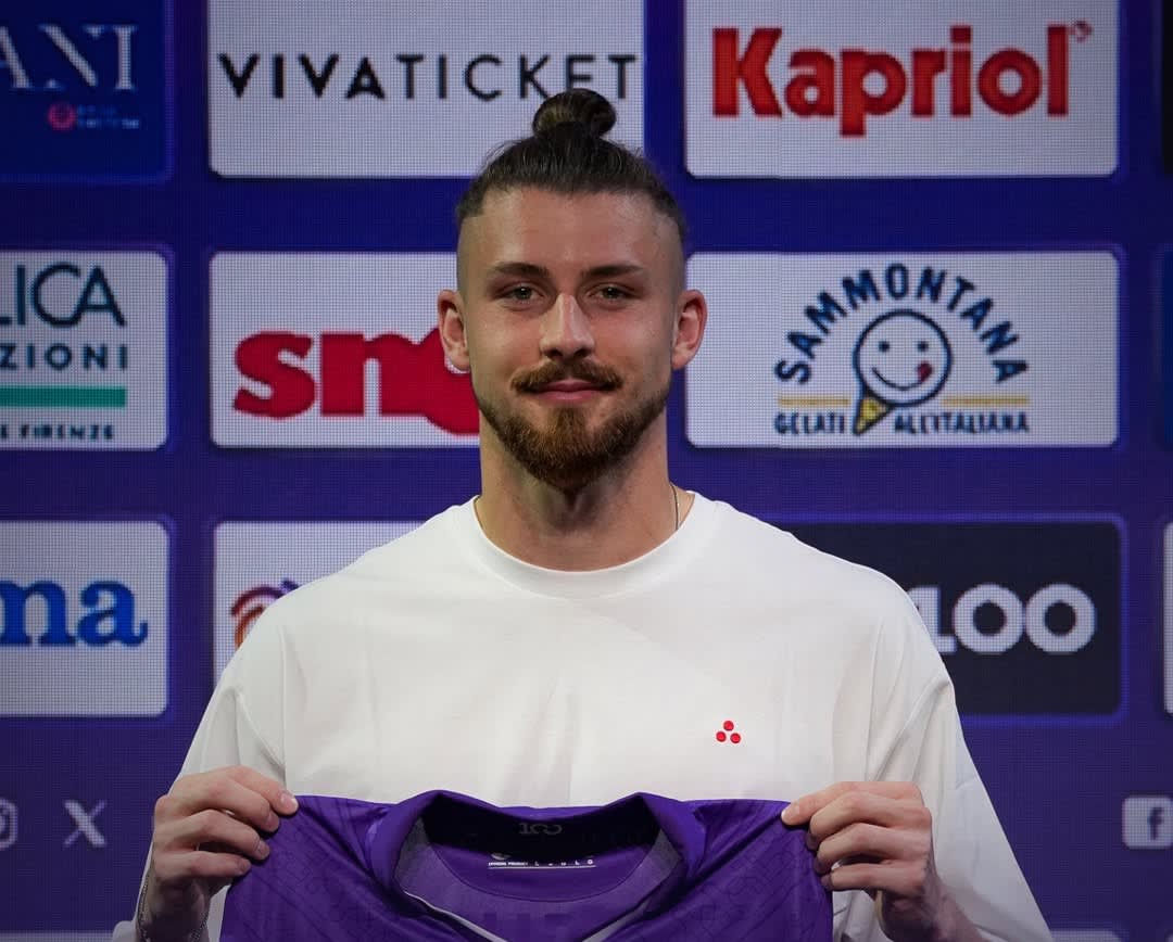 Radu Drăgușin în conferință de presă la Fiorentina