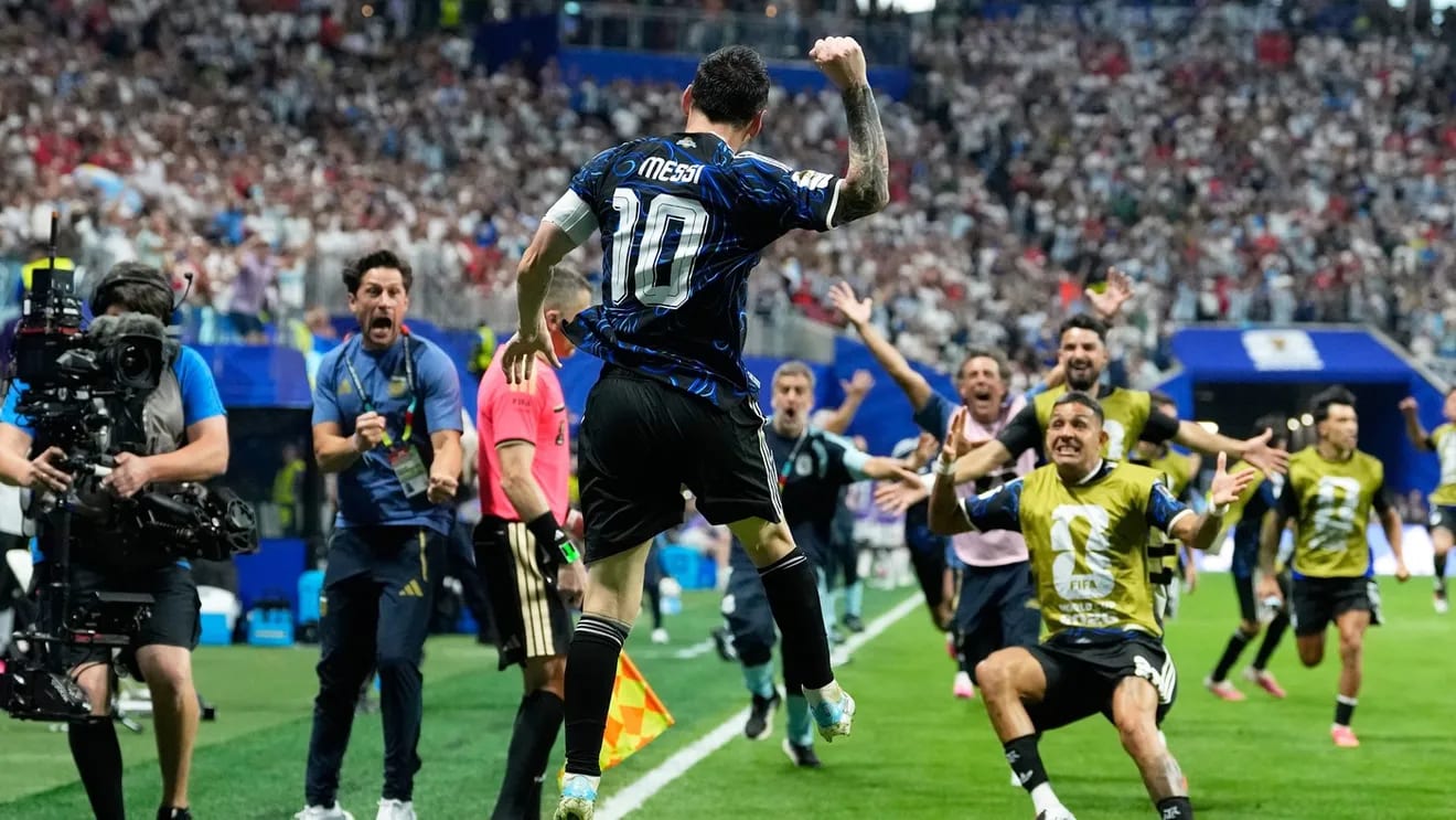 Jucători argentinieni sărbătorind calificarea în finala CM 2026, cu sticla cu notițe în centrul atenției