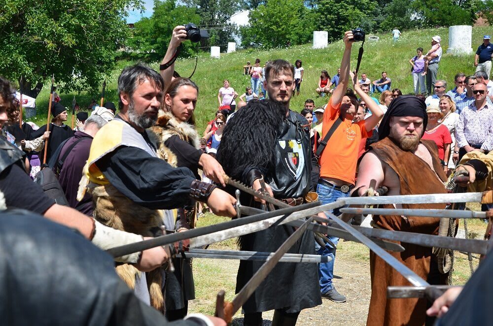 Cavaleri în luptă medievală în cetatea Ardud, festival medieval România