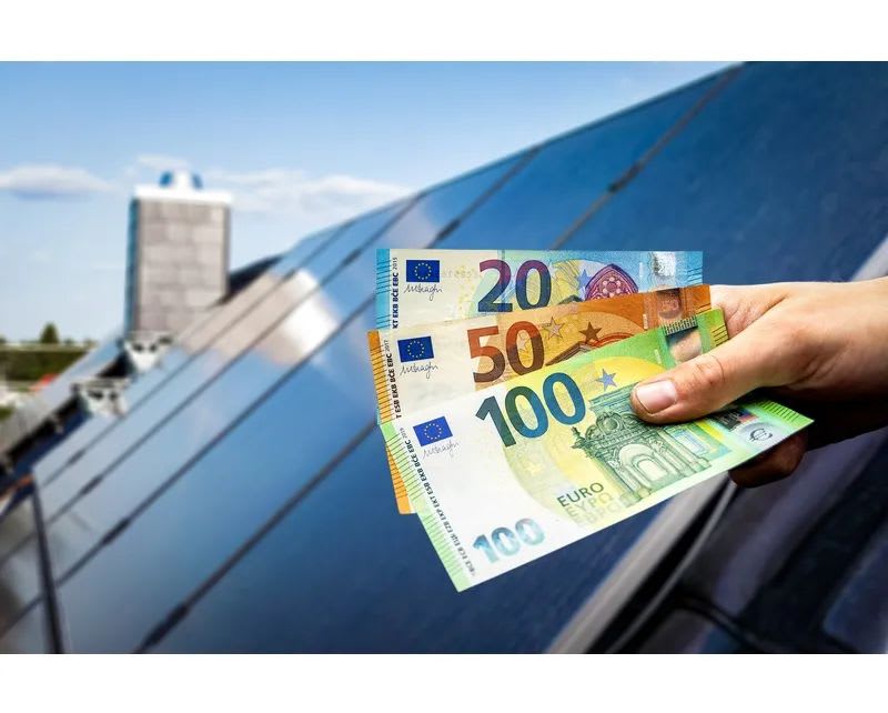Fermă cu panouri solare și baterii pentru gospodării