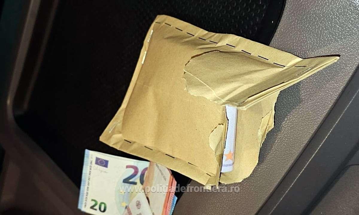 Polițiști de frontieră verificând un autocamion la Albița