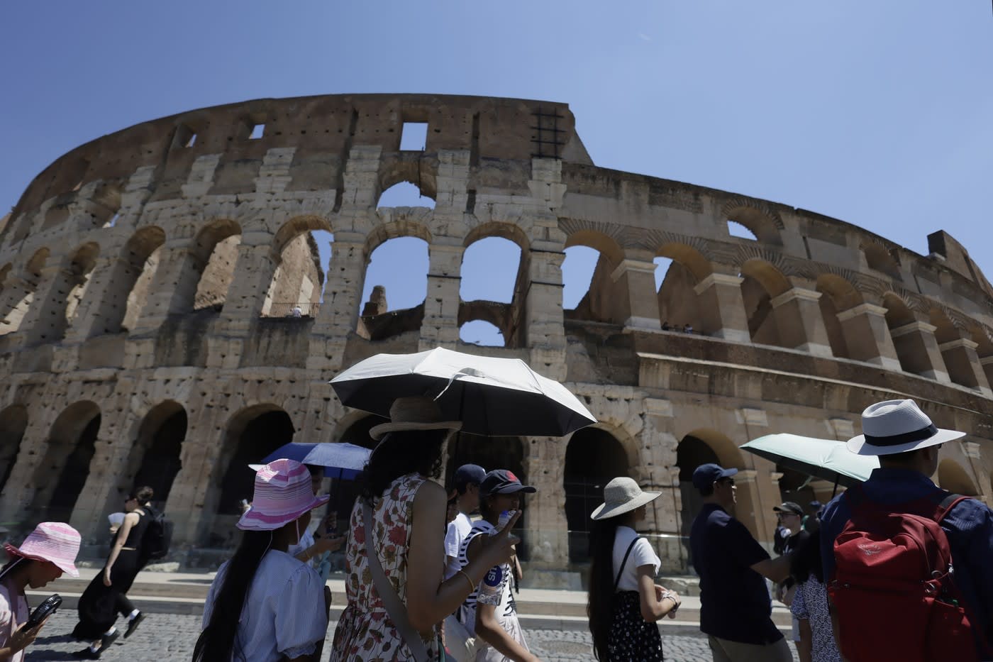 Persoane la Colosseumul din Roma, temperaturi extreme în Italia