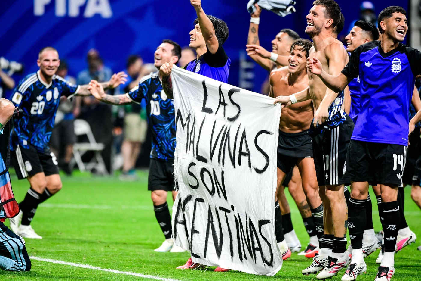 Jucători argentinieni afișând banner politic pe terenul de fotbal