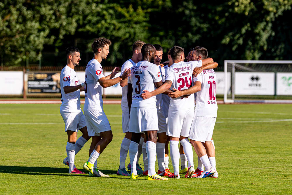 Jucători CFR Cluj în discuție cu conducerea clubului
