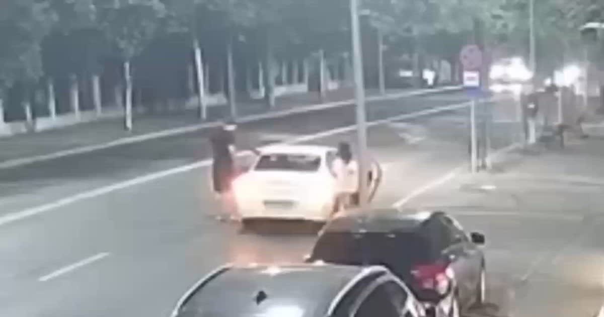 Polițist în uniformă arestând un suspect în București