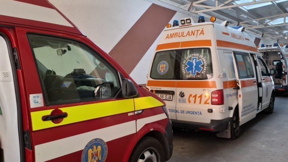 Salariți din sistemul sanitar protestând în fața unui spital din România