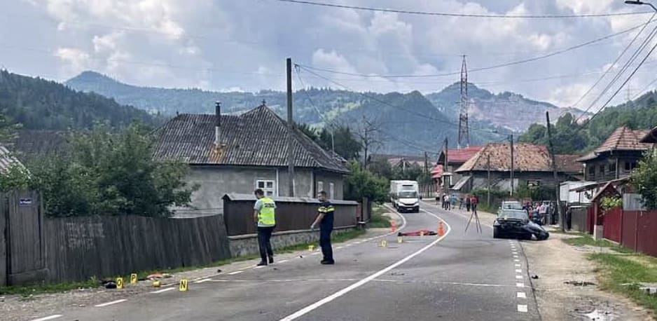 Mașină avariată pe marginea drumului în județul Neamț