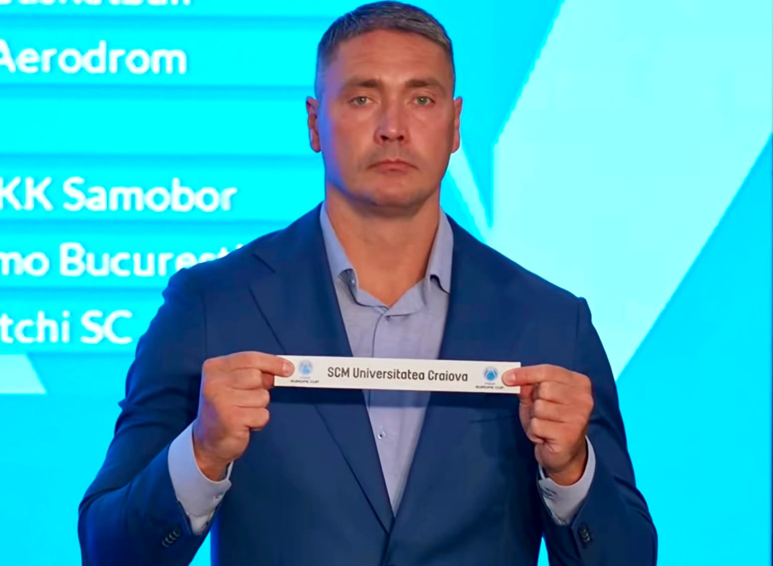 Jucători SCMU Craiova în timpul unui meci european de baschet