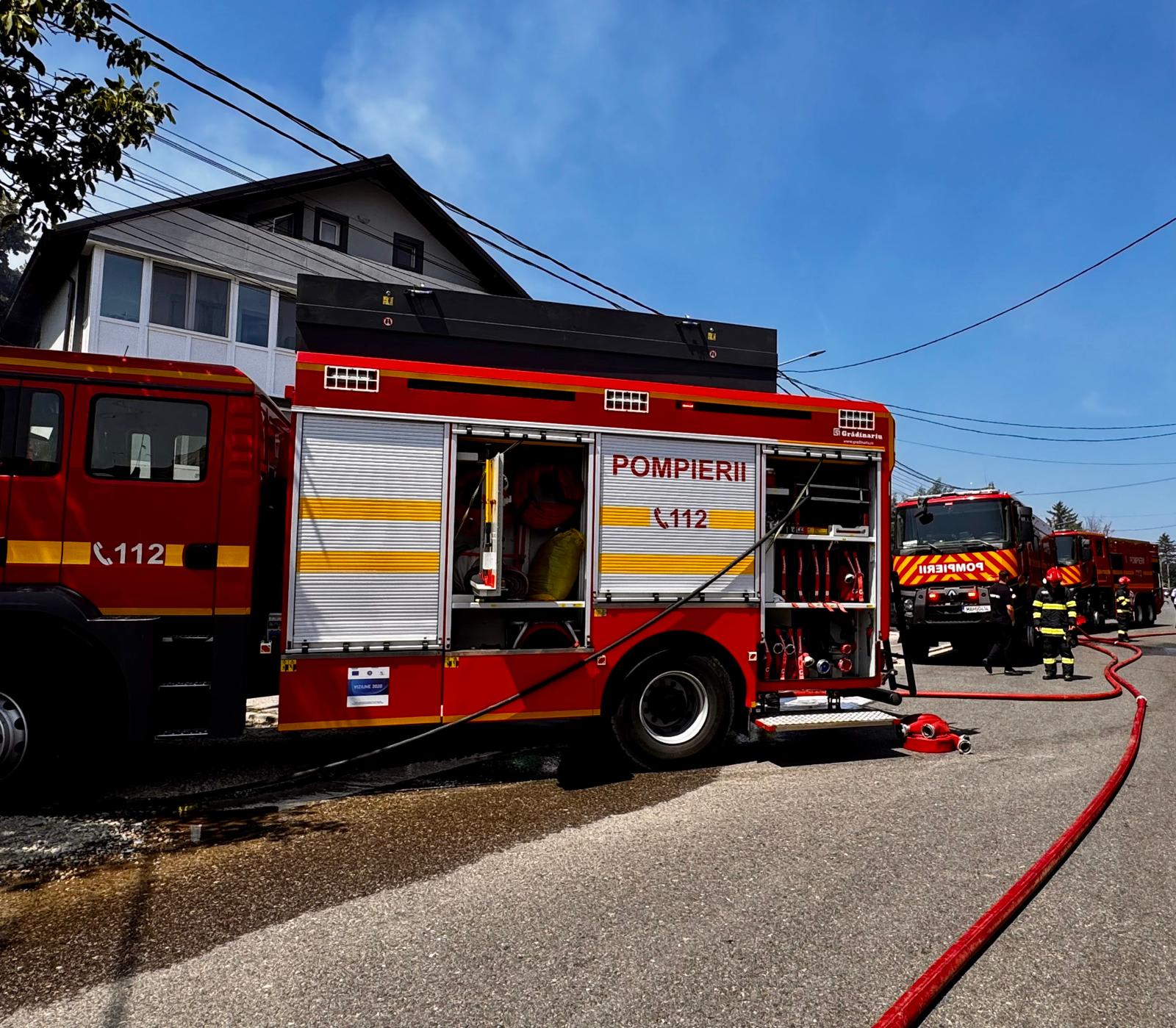 Pompieri în acțiune stingând un incendiu la o casă din Argeș