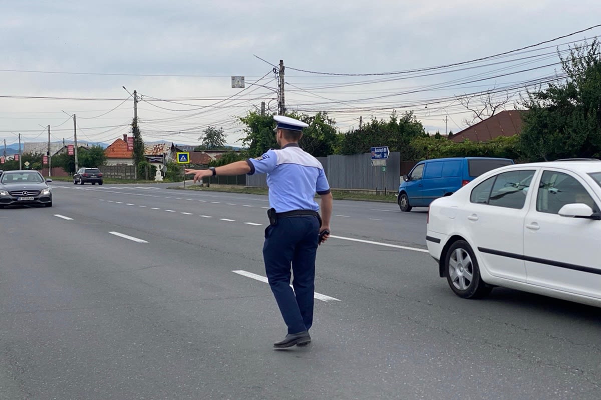 Polițist rutier în acțiune pe drumurile din Prahova
