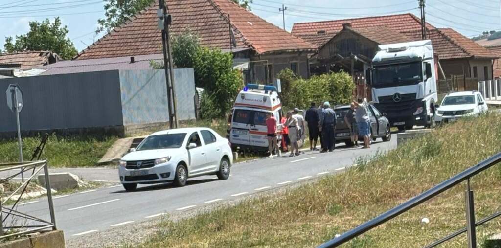 Impact între camion și autoturism în Abram, Bihor