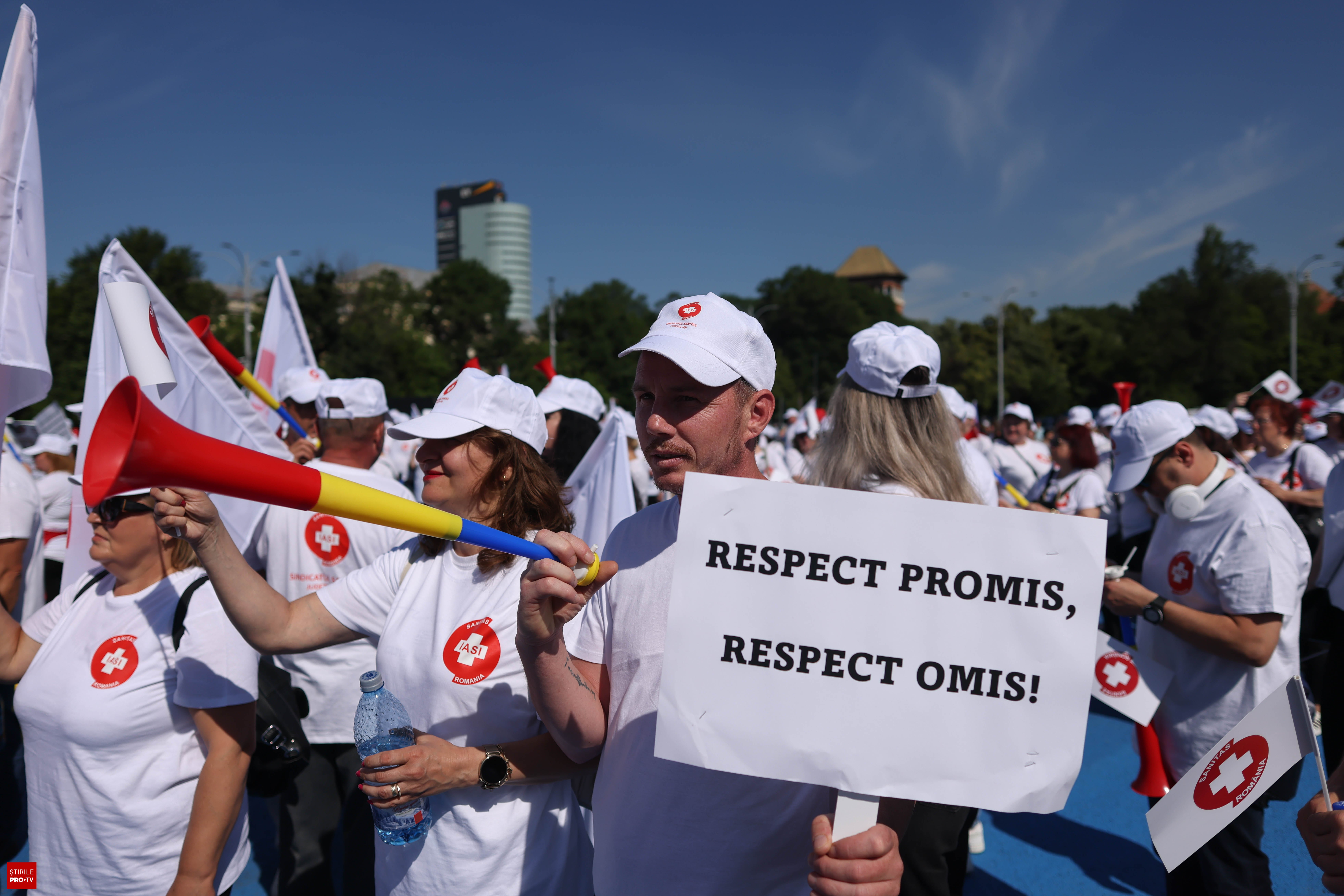 Sindicaliști SANITAS protestând în fața unei unități medicale din România