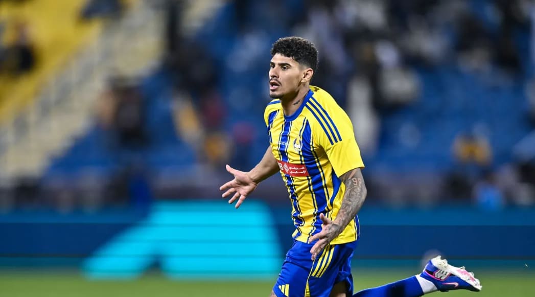 Florinel Coman în tricou de fotbal, pe teren