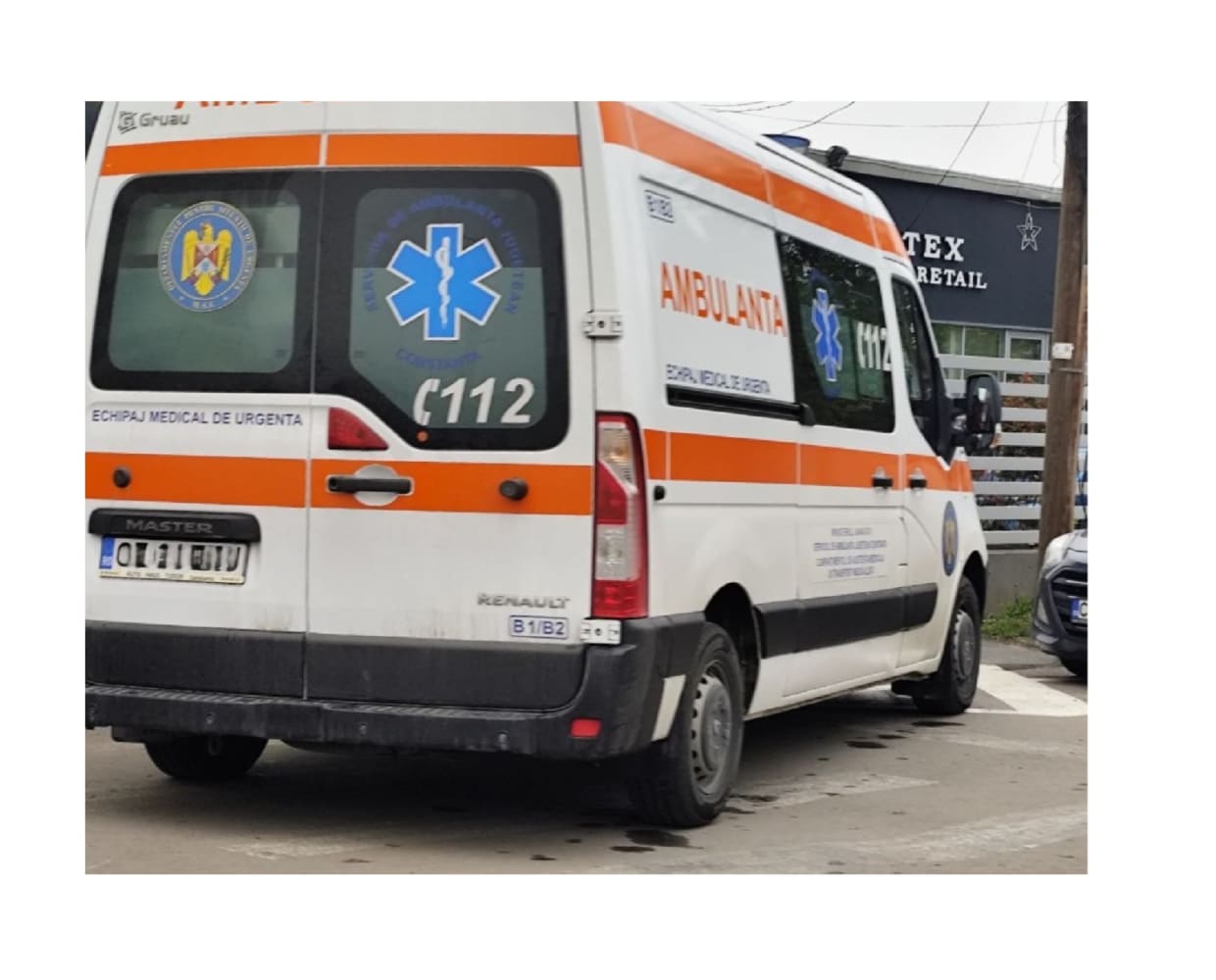 Echipaj medical intervenind la un incident de înec în piscina unui hotel din Neptun