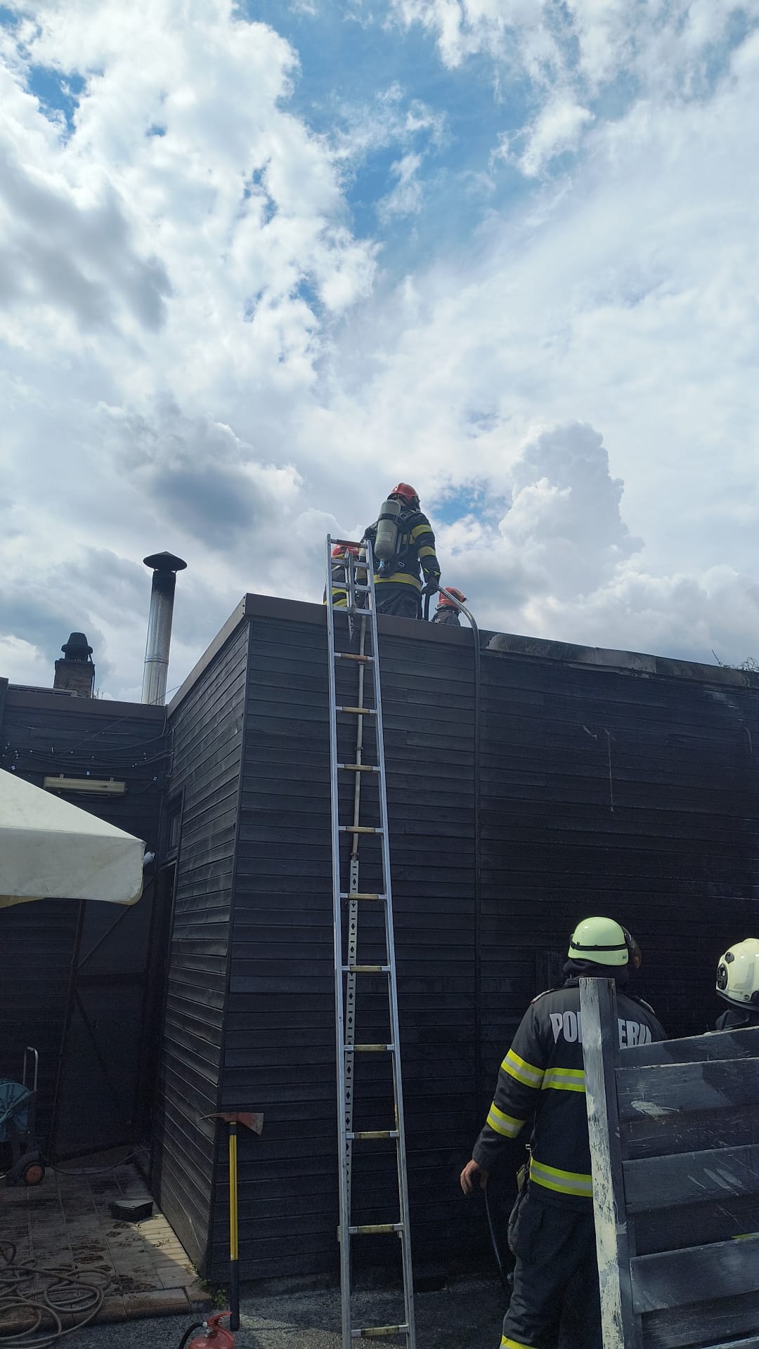 Pompieri stingând incendiu la restaurant în Râmnicu Vâlcea Pompieri stingând incendiu la restaurant în Râmnicu Vâlcea