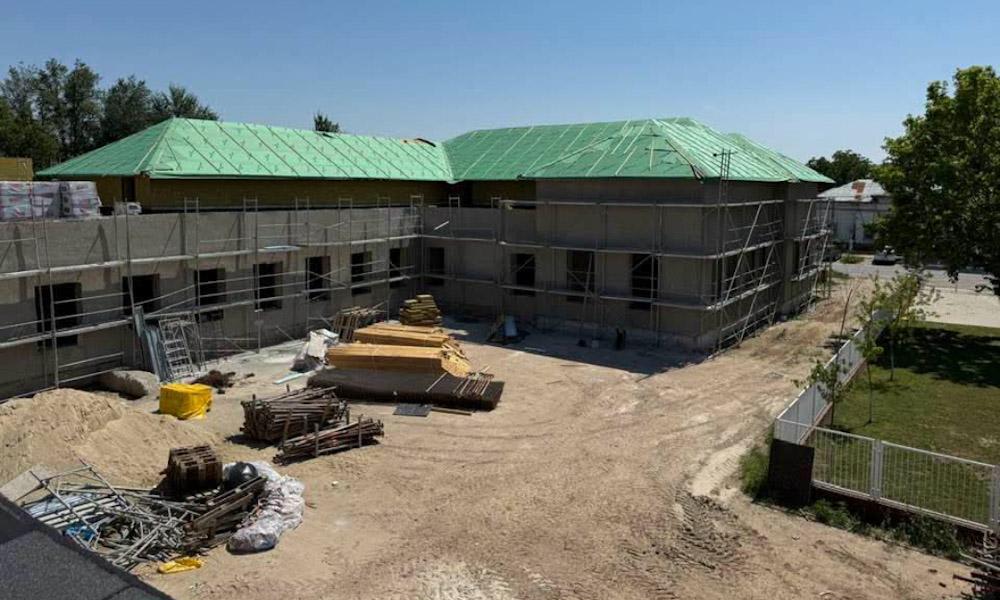 Lucrări de construcție la școala din Răcari, muncitori și echipamente moderne