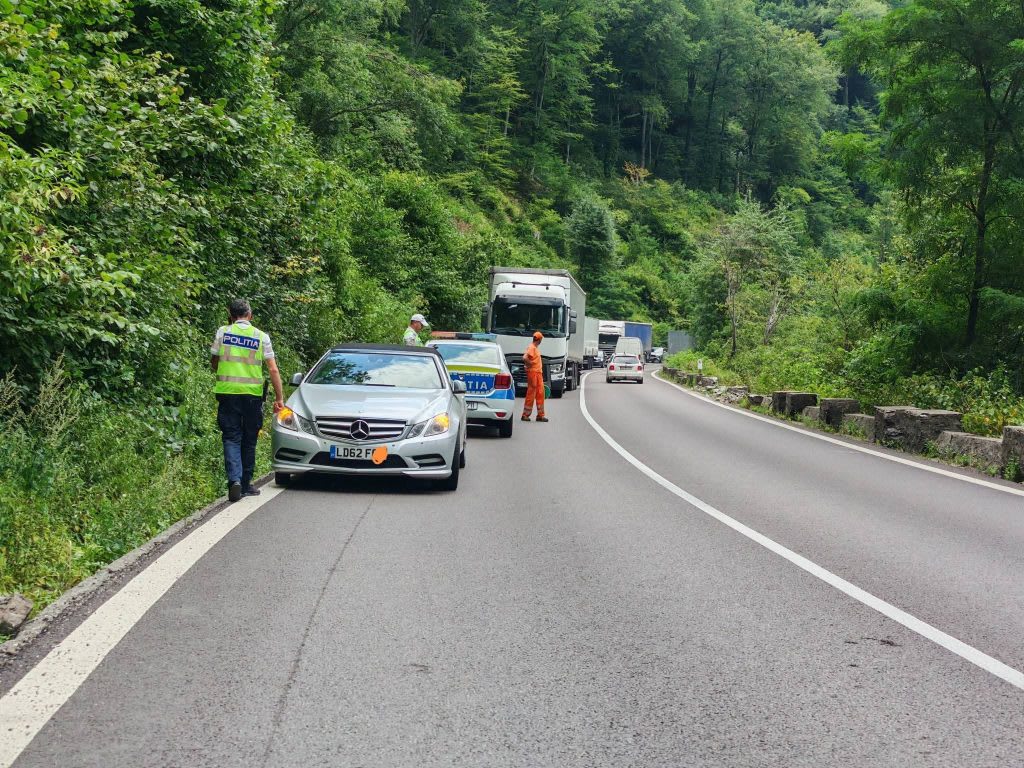 Autoturism abandonat pe DN7, zona Debușare Lotru, poliție dirijează traficul