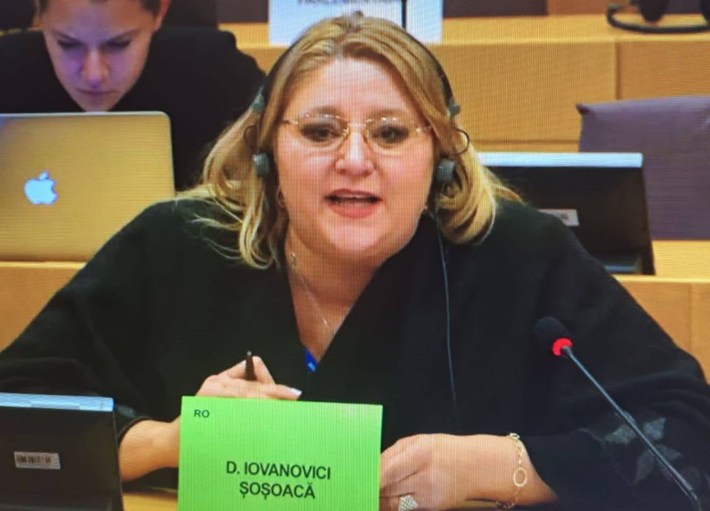 Diana Șoșoacă în sala de judecată, tribunal