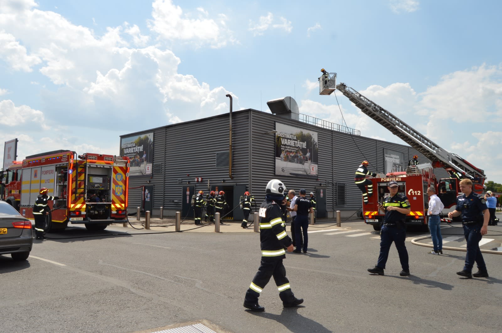 Pompieri în acțiune stingând un incendiu la supermarket în Brăila